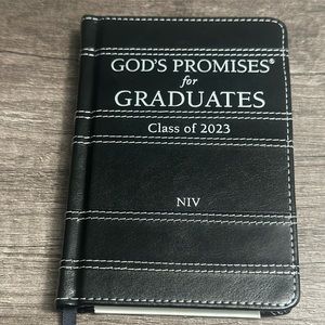 God's Promises for Graduates: Class of 2023- Black NIV: New